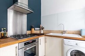 Light-filled Period Apartment - Central Bath