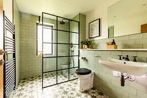 Stunning Home With Garden Panoramic Views