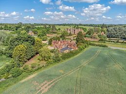 Luxury Home With Large Garden - The School House