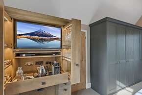 Luxury Home With Large Garden - The School House