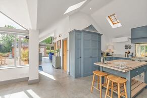 Luxury Home With Large Garden - The School House