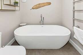 Luxury Home With Large Garden - The School House