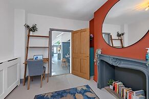 Luxury Home With Large Garden - The School House