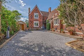 Luxury Home With Large Garden - The School House
