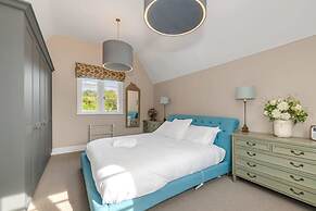 Luxury Home With Large Garden - The School House