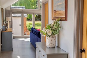 Luxury Home With Large Garden - The School House