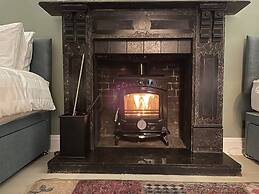 Luxury Home With Large Garden - The School House