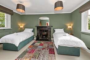 Luxury Home With Large Garden - The School House