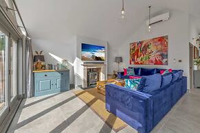 Luxury Home With Large Garden - The School House