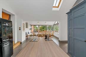 Luxury Home With Large Garden - The School House