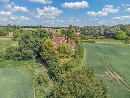Luxury Home With Large Garden - The School House