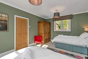 Luxury Home With Large Garden - The School House