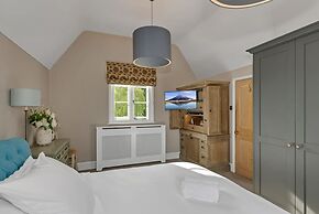 Luxury Home With Large Garden - The School House