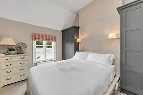 Luxury Home With Large Garden - The School House