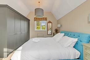 Luxury Home With Large Garden - The School House