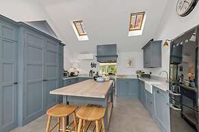 Luxury Home With Large Garden - The School House