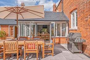 Luxury Home With Large Garden - The School House