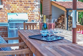 Luxury Home With Large Garden - The School House