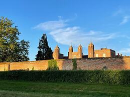 Luxury Home With Large Garden - The School House