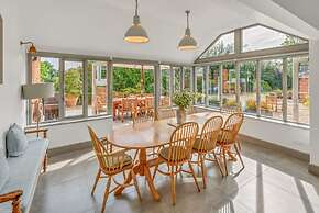 Luxury Home With Large Garden - The School House