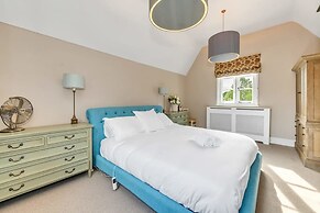 Luxury Home With Large Garden - The School House