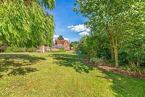 Luxury Home With Large Garden - The School House