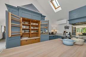 Luxury Home With Large Garden - The School House