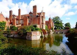 Luxury Home With Large Garden - The School House