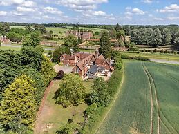 Luxury Home With Large Garden - The School House