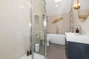 Luxury Home With Large Garden - The School House