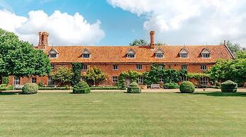 Lavish Tudor Hall Gardens - Sleeps 14