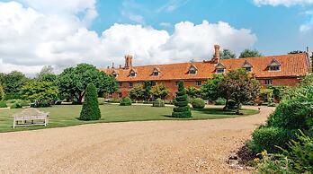 Lavish Tudor Hall Gardens - Sleeps 14