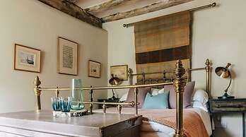 Lavish Tudor Hall Gardens - Sleeps 14