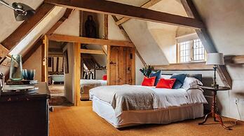 Lavish Tudor Hall Gardens - Sleeps 14