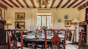 Lavish Tudor Hall Gardens - Sleeps 14