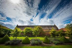 Lavish Tudor Hall Gardens - Sleeps 14