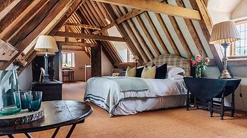 Lavish Tudor Hall Gardens - Sleeps 14