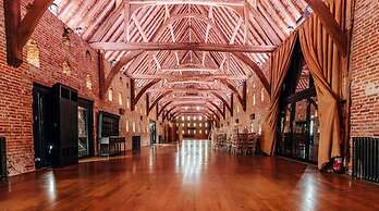 Lavish Tudor Hall Gardens - Sleeps 14