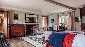 Lavish Tudor Hall Gardens - Sleeps 14