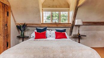 Lavish Tudor Hall Gardens - Sleeps 14