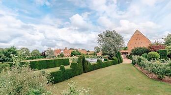 Lavish Tudor Hall Gardens - Sleeps 14