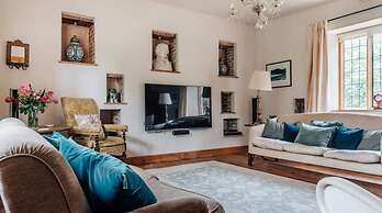 Lavish Tudor Hall Gardens - Sleeps 14