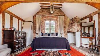 Lavish Tudor Hall Gardens - Sleeps 14