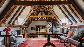 Lavish Tudor Hall Gardens - Sleeps 14