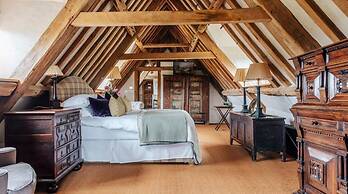 Lavish Tudor Hall Gardens - Sleeps 14