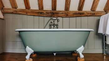 Lavish Tudor Hall Gardens - Sleeps 14