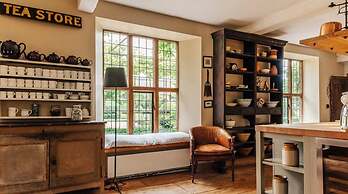 Lavish Tudor Hall Gardens - Sleeps 14