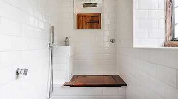 Lavish Tudor Hall Gardens - Sleeps 14