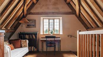 Lavish Tudor Hall Gardens - Sleeps 14