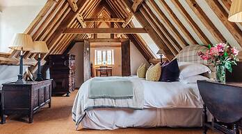 Lavish Tudor Hall Gardens - Sleeps 14